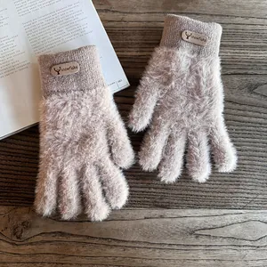 Detailansicht dicker Plüschhandschuhe mit Rippbündchen und Rentier-Lederpatch in Rosa