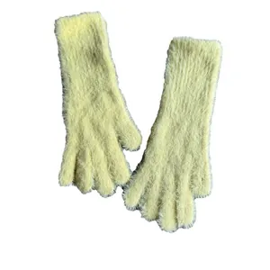 Plüschige hellgelbe Touchscreen Winterhandschuhe für Damen mit flauschiger Textur