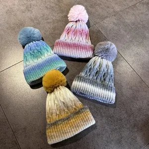 Bonnets en maille d'hiver avec pompon et motifs dégradés en quatre couleurs