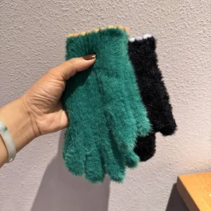 Guanti invernali spessi in peluche da donna con polsini ondulati in verde e nero