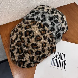 Béret vintage imprimé léopard en fausse fourrure pelucheuse pour un style hivernal