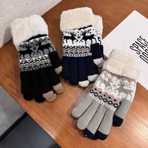 Détail de gants d'hiver en tricot avec poignets en fausse fourrure et motifs rennes