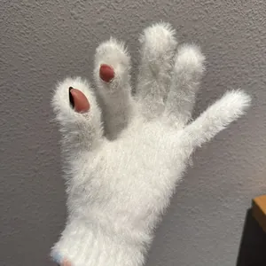 Dettaglio guanti in peluche bianchi con apertura per uso touch screen