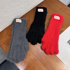 Guantes de invierno de felpa en gris negro y rojo con textura suave de piel sintética