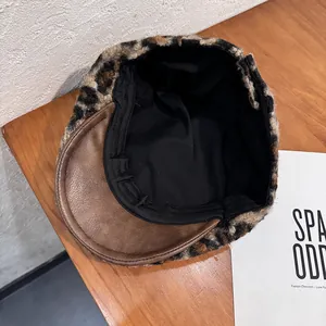 Casquette gavroche vintage léopard avec texture pelucheuse et visière en cuir marron chic