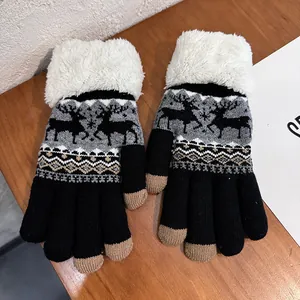 Détail de gants d'hiver tricotés avec revers en fausse fourrure et bouts tactiles