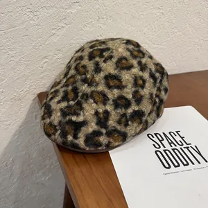 Gros plan d'un béret en laine à imprimé léopard avec une texture douce et chaude