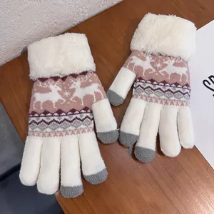 Détail de gants d'hiver tricotés avec motifs de renne et revers en fausse fourrure