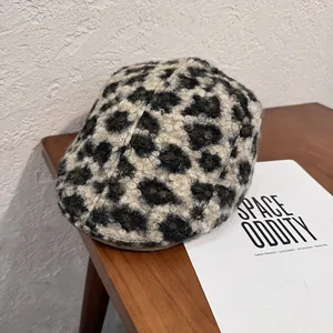 Détail macro du béret en peluche à motif léopard avec texture chaude sur bois