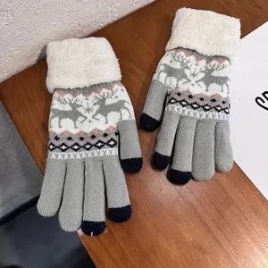 Détails des gants en tricot d'hiver avec motif renne et revers en fausse fourrure blanche