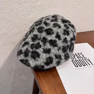 Gros plan sur la texture épaisse en peluche léopard et le matériau doux du béret d'hiver