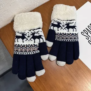 Gros plan de gants en tricot bleu marine avec motifs renne et poignets en peluche