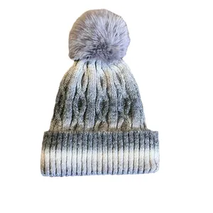 Bonnet en maille dégradé tie-dye avec grand pompon en fausse fourrure et revers épais