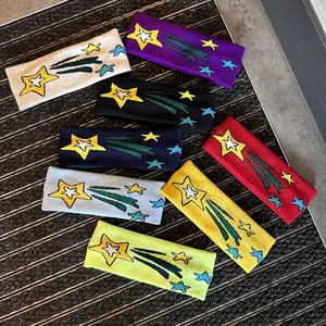 Flachbild von bunten Strickstirnbändern mit Sternmuster in acht Sportfarben