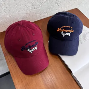 Cappellino da baseball vintage con ricamo a forma di cane in bordeaux e blu navy
