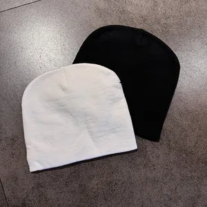 Berretti in maglia minimalisti in bianco e nero in morbido tessuto caldo invernale