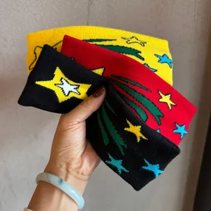 Dreierpack gestrickte Sportstirnbänder in Gelb, Rot und Schwarz mit Sternenmuster