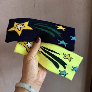 Gestricktes Sport-Stirnband mit Sternmuster in Dunkelblau und Neongelb für den Winter
