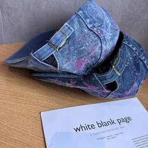 Béret rétro en denim délavé avec broderie d'étoiles roses et boucle réglable