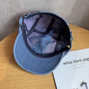 Béret en denim bleu délavé vintage pour femme avec doublure d'art et boucle réglable
