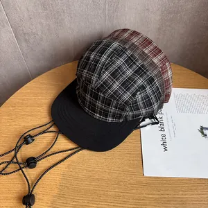 Tre cappellini a scacchi neri, marroni e rossi con coulisse elastica regolabile