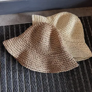 Deux chapeaux cloches en paille tressée beige et marron, protection solaire d'été chic