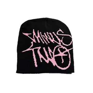 Berretto in maglia streetwear nero con motivo graffiti Minus Two rosa per l'inverno