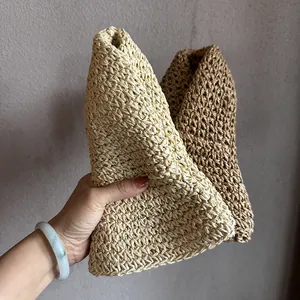 Chapeau de soleil chic en paille beige et marron avec texture tissée pour la plage
