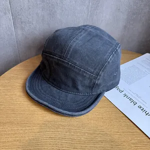 Λεπτομέρεια από το γκρι 5-panel καμβά καπέλο με ενισχυμένες ραφές στο γείσο του