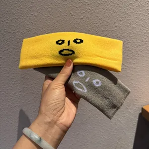 Bandeaux de sport en tricot jaune et gris avec décorations d'expressions faciales mignonnes
