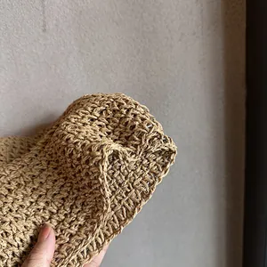 Chapeau de paille tissé kaki fait main avec texture détaillée pour la protection solaire