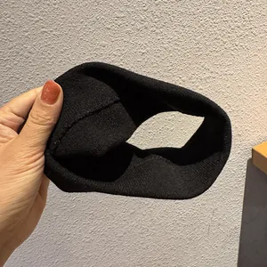 Gros plan détaillé du bandeau de sport en tricot noir épais et de sa texture douce