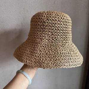 Vue détaillée de la texture tissée main du chapeau de paille et de la maille pare-soleil