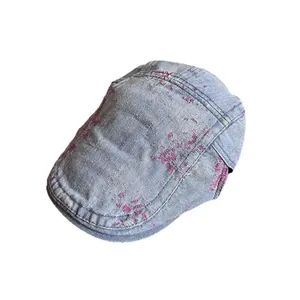 Béret rétro en denim délavé bleu clair avec motifs de taches de peinture artistique