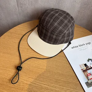 Dettaglio del cappello outdoor a cinque pannelli a scacchi con cordino regolabile