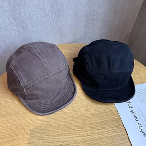 Vintage βαμβακερά καπέλα 5-panel με κοντό γείσο σε μαύρο και γκρι πάνω σε ξύλο