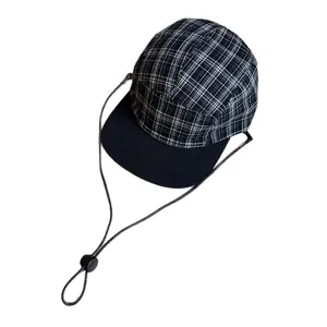 Cappello outdoor 5-panel a quadretti con cordino regolabile e pannelli neri traspiranti