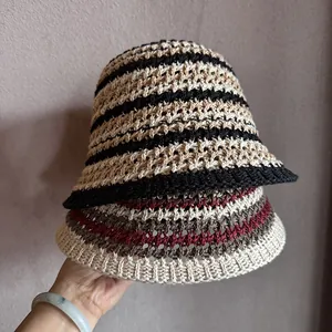 Chapeau cloche au crochet à rayures pour femme avec texture ajourée pour l'été
