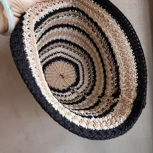 Détail d'un chapeau cloche rayé tissé à la main montrant la structure intérieure