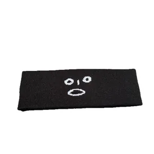 Bandeau de sport en tricot noir avec motif visage brodé pour un look décontracté et chic