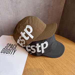 Détail de casquettes 5 panels à séchage rapide en beige et gris avec texte estp