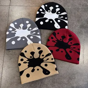 Berretti in maglia con motivo a schizzi in quattro colori nero, grigio, rosso e beige moda