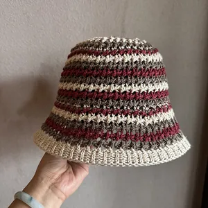 Détail d'un chapeau cloche en tricot fait main avec rayures colorées et texture de maille