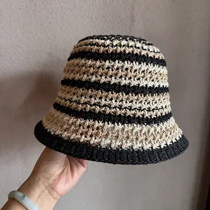 Gros plan sur le bob au crochet tricolore à rayures avec texture tissée ajourée et souple