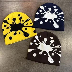 Vista piatta di berretti vintage in maglia con motivi a polpo in giallo, blu e marrone