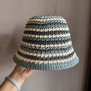 Gros plan du bob à rayures montrant la texture détaillée du crochet et le tissage ajouré
