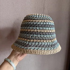 Détail du chapeau cloche au crochet à rayures tissé à la main avec textures de maille