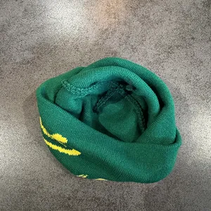 Berretto in maglia verde con motivo jacquard giallo in stile streetwear casual