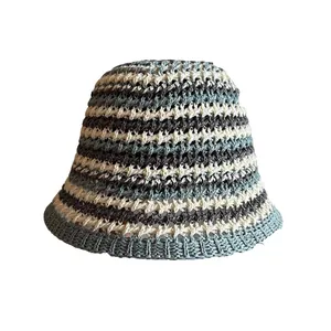 Vue de face d'un chapeau bob tricoté à rayures crème, bleu clair et gris foncé