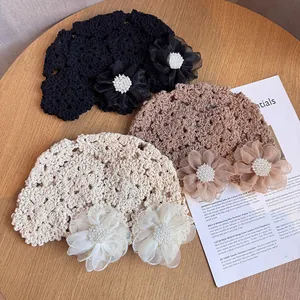 Bonnet Ajouré au Crochet Fait Main pour Femmes Décoration Fleur en Tulle et Künstliche Perle Respirant Mélange de Coton Tricot d'Été Chapeau